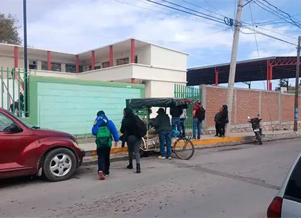 Miles de alumnos retornan a las aulas