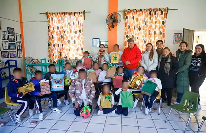 Niños del Codi reciben regalos y parten la rosca