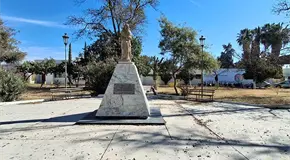Un basurero, la Plaza 10 de Mayo