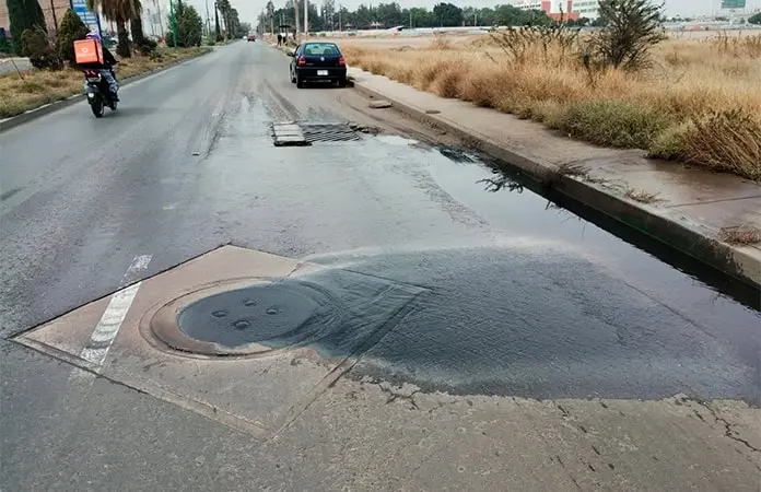 Denuncian apestosa fuga en Av. Industrias