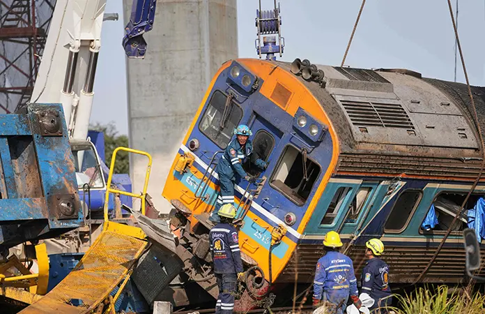 Colapsa grúa sobre tren en Tailandia