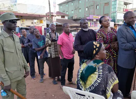Elecciones presidenciales en Uganda experimentan horas de demora en algunos centros de votaci&oacute;n