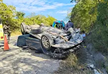 Lesionados, padre e hijo tras volcar en la Valles-Tampico 