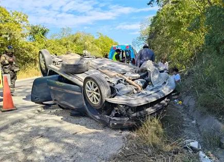 Lesionados, padre e hijo tras volcar en la Valles-Tampico 