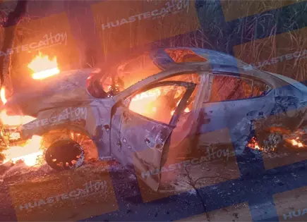 Se incendia veh&iacute;culo tras choque en Tamasopo; muere una mujer