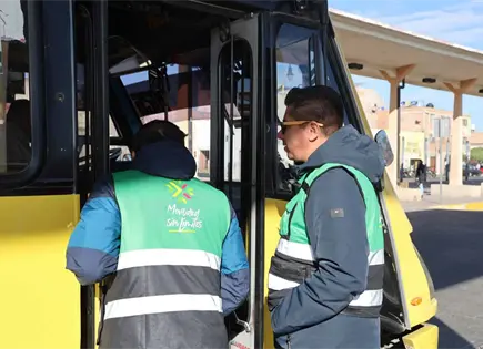 Camioneros, a&uacute;n impedidos para cobrar nueva tarifa: SCT