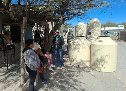 Donan tinacos para las familias vulnerables