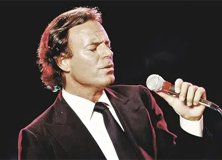 JULIO IGLESIAS CONTRATA A UN ABOGADO