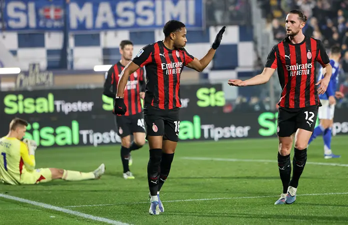 Milan da otro paso a la cima