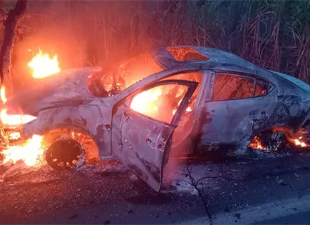 Muere mujer tras incendiarse su auto, esposo sobrevive