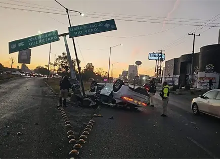 Vuelca veh&iacute;culo en lateral de la Carretera 57