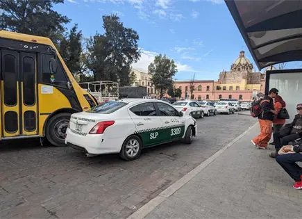A&uacute;n buscan soluci&oacute;n a problema de taxistas en Alameda