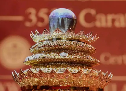 Presentan en Sri Lanka el zafiro estrella p&uacute;rpura m&aacute;s grande del mundo