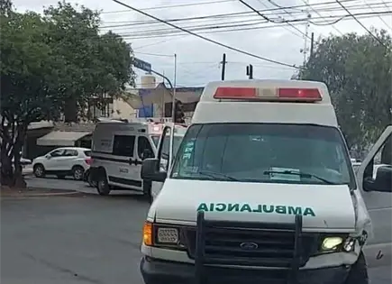Ambulancia choca con auto en B. Anaya; tres personas resultan lesionadas