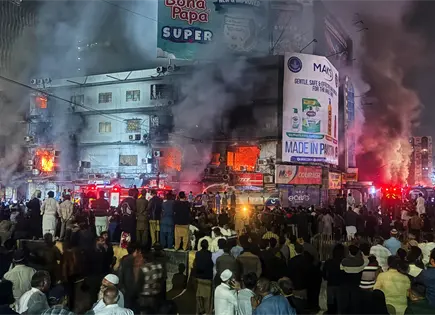 Bomberos luchan contra incendio que deja seis fallecidos en Karachi