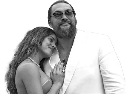 JASON MOMOA Y ADRIA ARJONA DERROCHAN AMOR