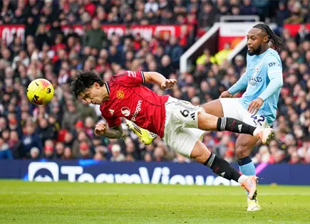 Lisandro Mart&iacute;nez responde a exestrellas del Man United tras burlas previas al derbi