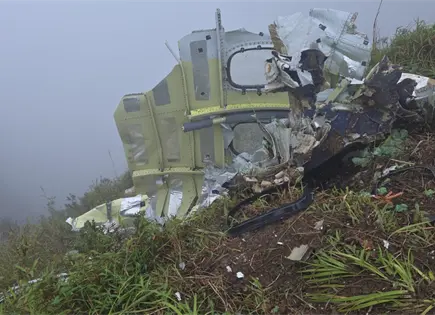 Rescatistas encuentran cuerpo y restos de avi&oacute;n en Sulawesi