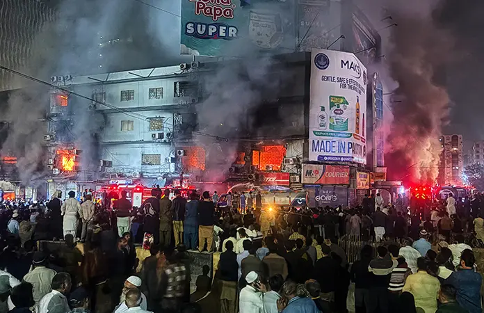 Arrasa el fuego centro comercial