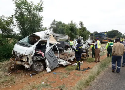 Choque de minib&uacute;s escolar en Sud&aacute;frica mata al menos a 13 ni&ntilde;os