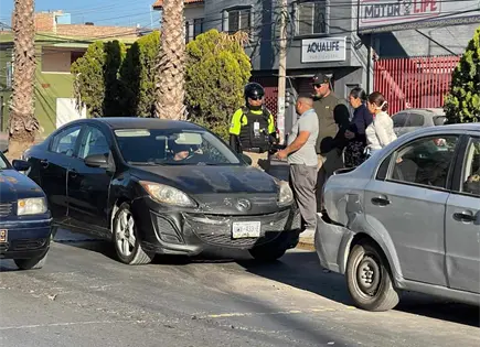 Choque por alcance deja solo da&ntilde;os materiales en la colonia Popular