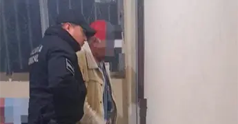 Polic&iacute;as rescatan a adulto mayor