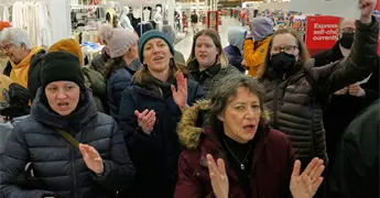 Protesta en iglesia por ICE desata controversia en EEUU
