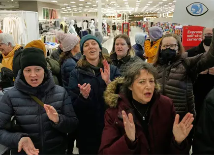 Protesta en iglesia por ICE desata controversia en EEUU