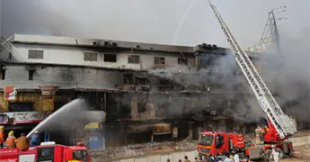 Suben a 23 los muertos en incendio en centro comercial de Karachi