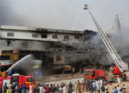 Suben a 23 los muertos en incendio en centro comercial de Karachi