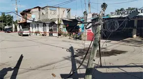 Cami&oacute;n ca&ntilde;ero tumba poste de tel&eacute;fonos