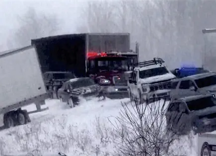 Chocan m&aacute;s de 100 autos en Michigan