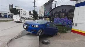 Conductor se va a un desnivel en bulevar de Valles