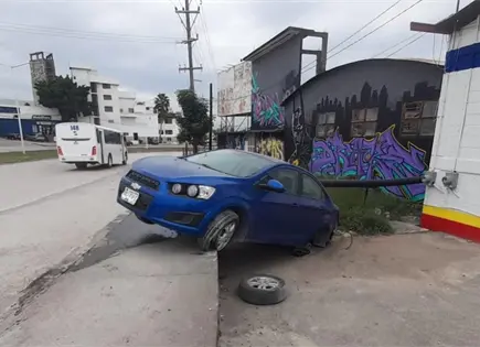 Conductor se va a un desnivel en bulevar de Valles