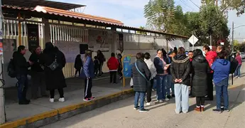 Familias de alumnos toman una primaria