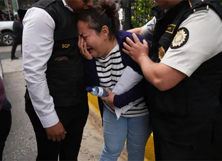 Familias guatemaltecas despiden a polic&iacute;as tras ataques pandilleros