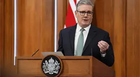 Gran Breta&ntilde;a considera prohibir el uso de redes sociales a adolescentes