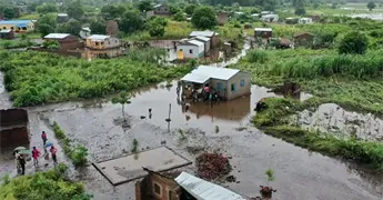Lluvia desplaza a miles de habitantes en Mozambique