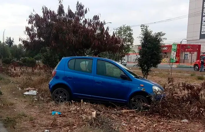 Carro se sale del camino en carretera a México