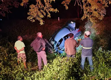 Chofer ca&ntilde;ero obstruye v&iacute;a y auto cae en desnivel