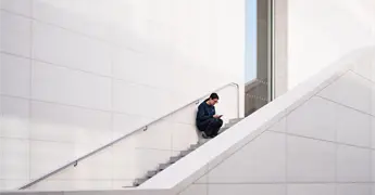 Creadores de contenido contra el uso excesivo de redes sociales