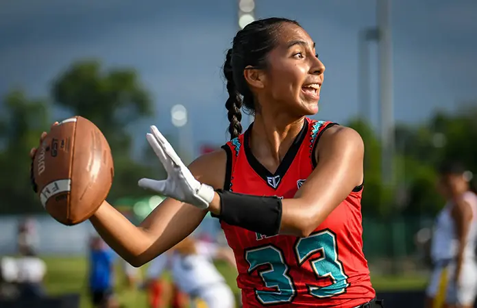 Diana Flores impulsa el futbol bandera
