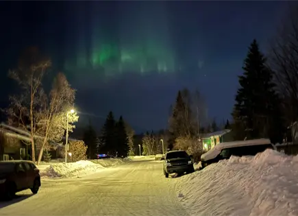 Fen&oacute;meno de la Aurora Boreal ilumina cielos de Alaska