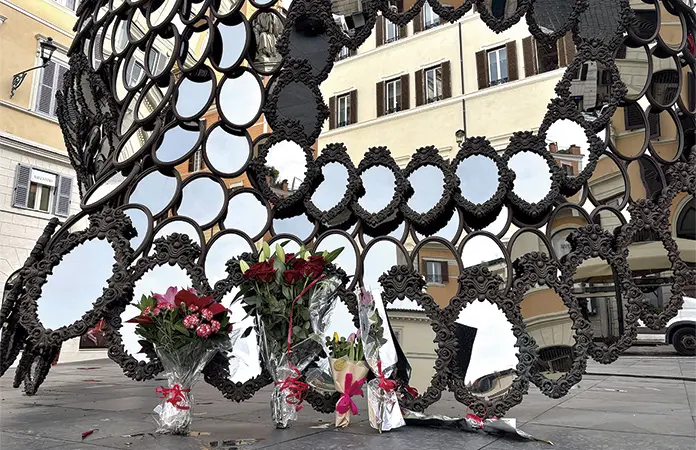 MUESTRAS DE PESAR ANTE LA "MAISON VALENTINO" DE ROMA