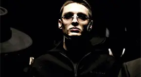 Peso Pluma enfrenta críticas por silencio tras muerte de El Mencho