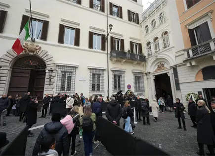 Roma rinde homenaje a Valentino con velatorio público Roma rinde homenaje a Valentino con velatorio público