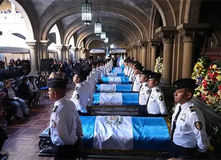 Sepultan a polic&iacute;as muertos por pandilleros