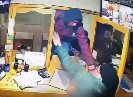 Adulto mayor frustra asalto en la Industrial Mexicana (video)