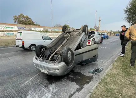 Volcadura en Bulevar R&iacute;o Santiago deja Da&ntilde;os Materiales