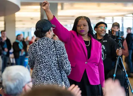 Arrestan a activistas tras protesta en iglesia de Minnesota Arrestan a activistas tras protesta en iglesia de Minnesota